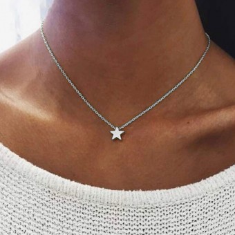 Collier orné d'une étoile