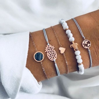 Set de 5 jolis bracelets...